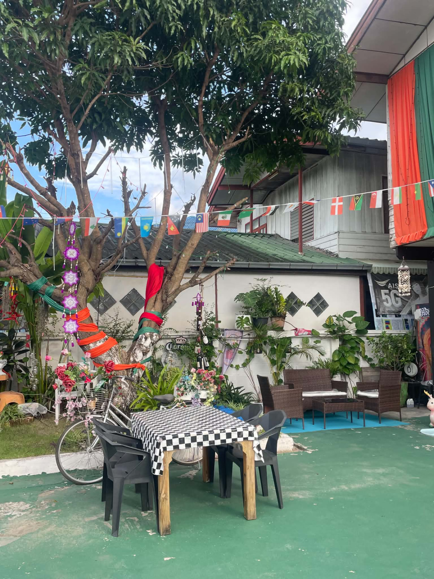 ที่นั่งในสวนหน้าร้าน Mug Machim