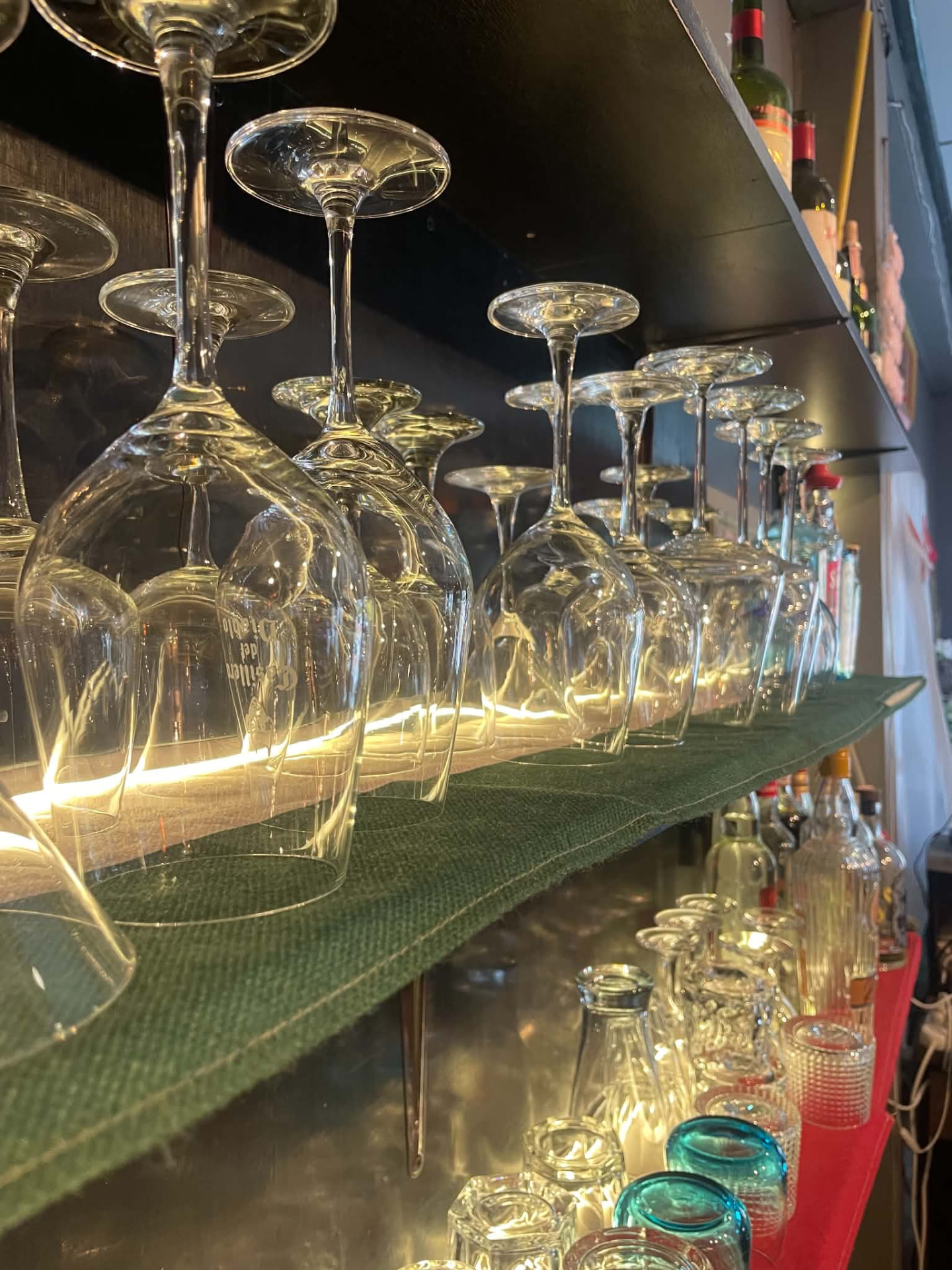 บาร์ไวน์ในร้าน Mug Machim