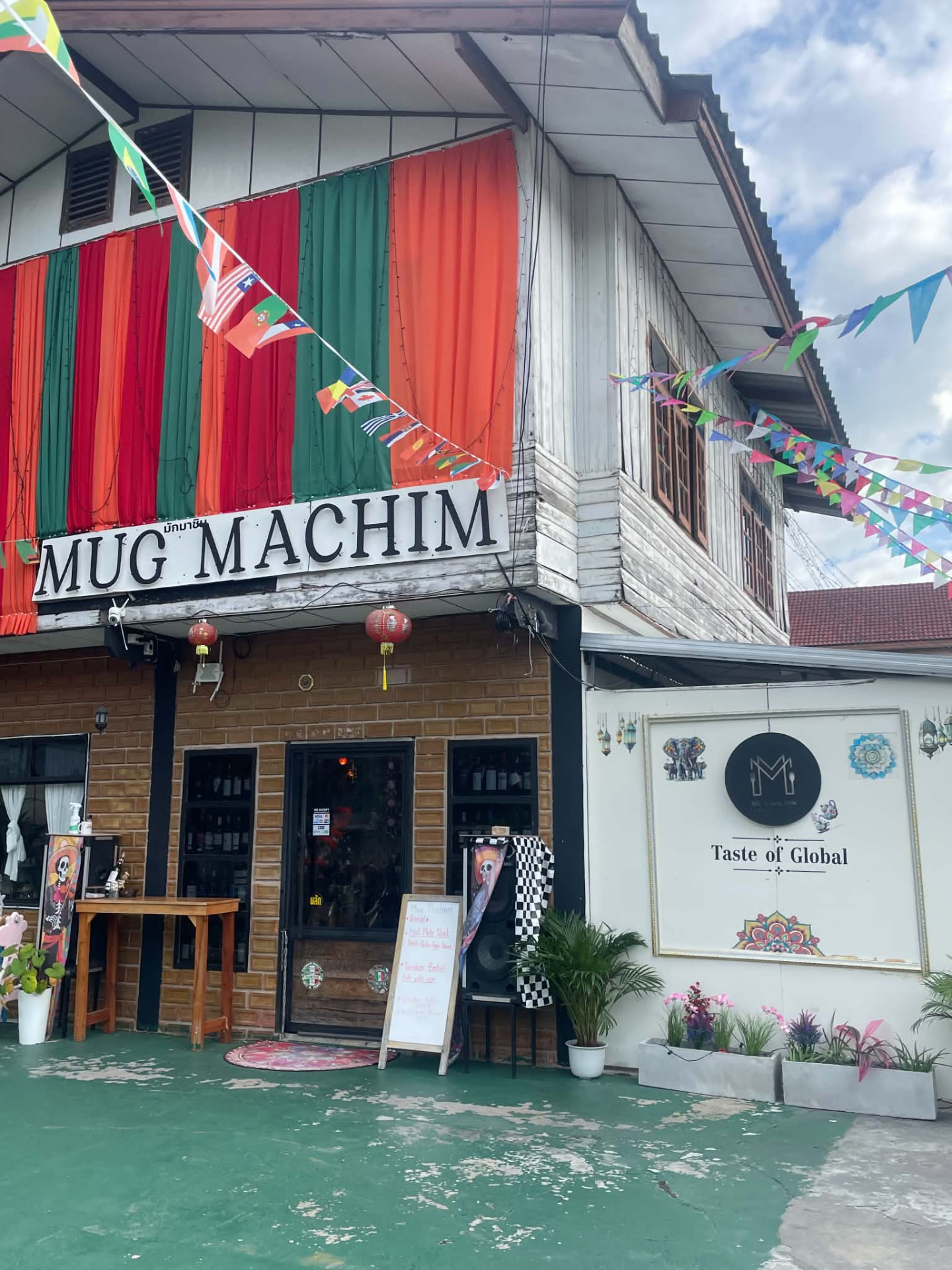อาคารและทางเข้าร้าน Mug Machim