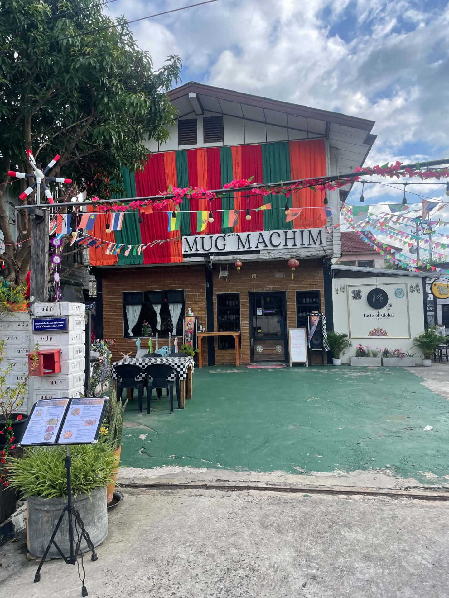 หน้าร้าน Mug Machim ในเมืองร้อยเอ็ด